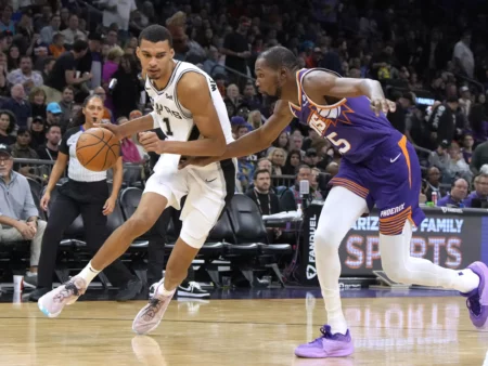 L’étoile montante française Wembanyama brille lors de son premier match en NBA